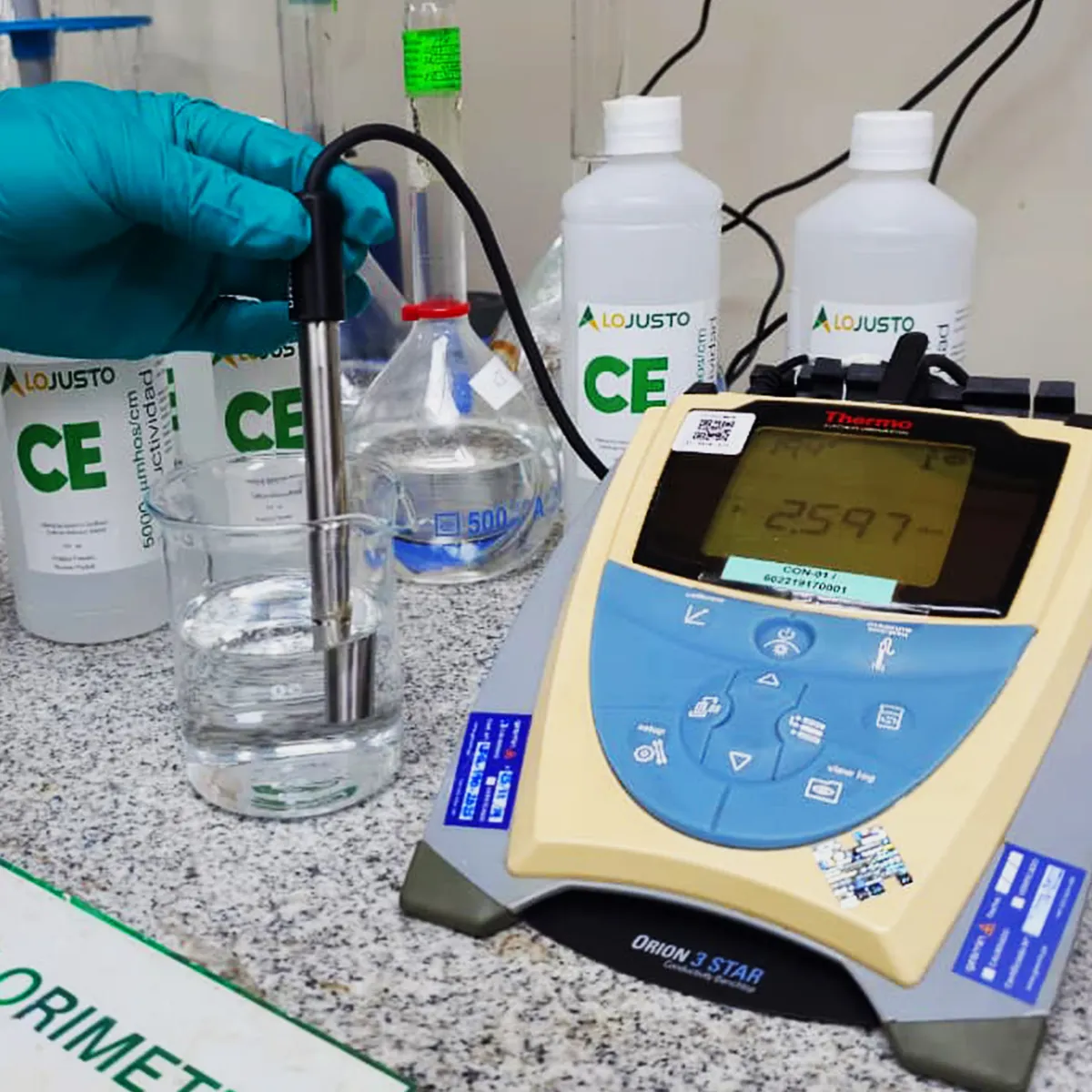¿Cómo garantizar mediciones confiables de conductividad eléctrica en soluciones de baja conductividad?