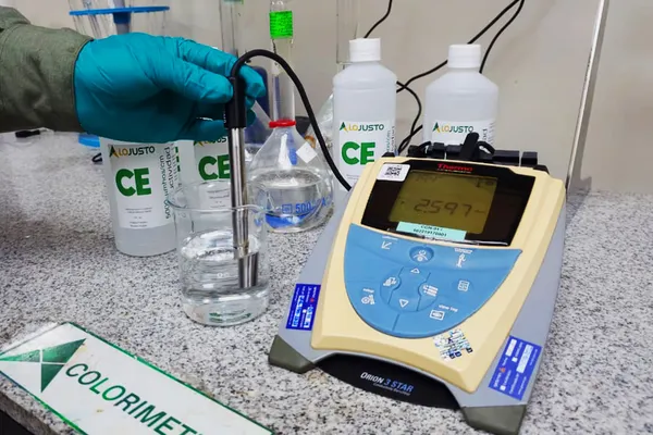 ¿Cómo garantizar mediciones confiables de conductividad eléctrica en soluciones de baja conductividad?